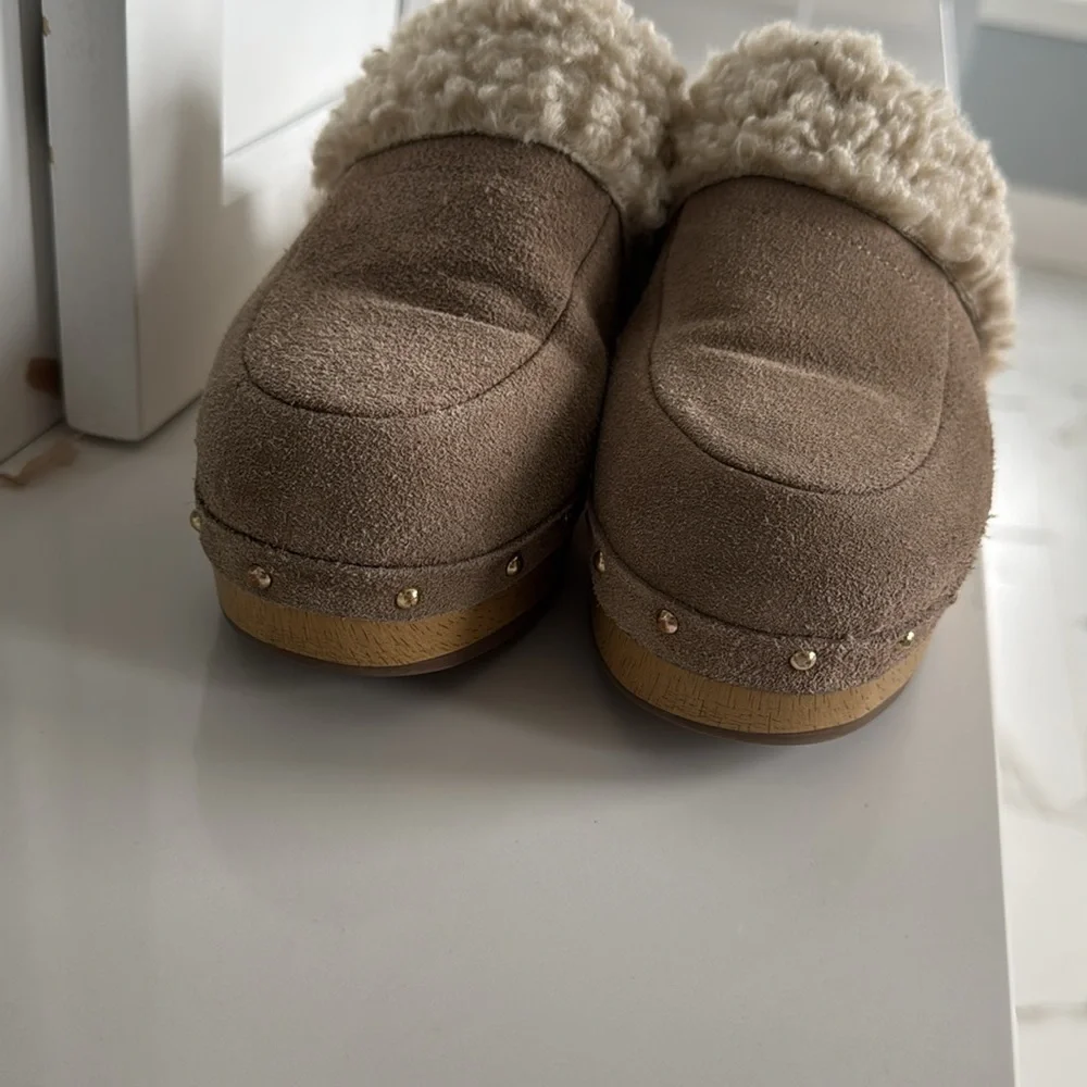 Crown Vintage mules in size 6. - Picture 4 of 7